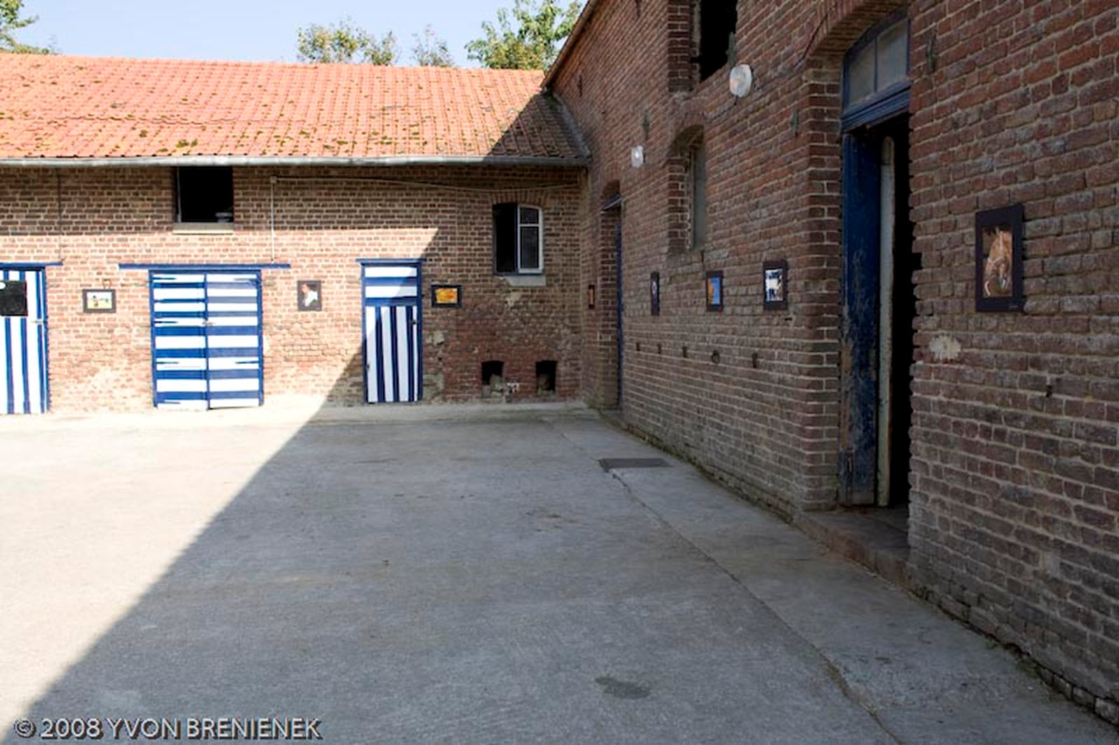 La cour de la fermette des Écuries du Camajey
