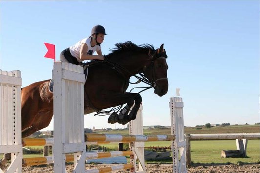 Catherine Duez en compétition de saut d'obstacle